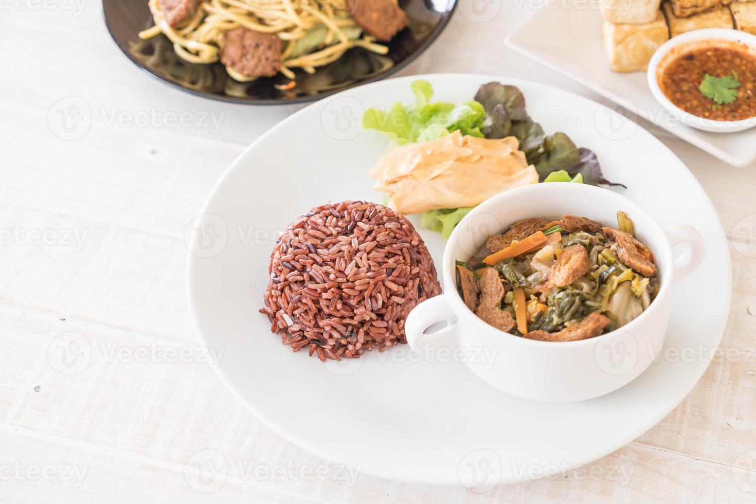 ensopado de legumes chinês e tofu com arroz de baga foto