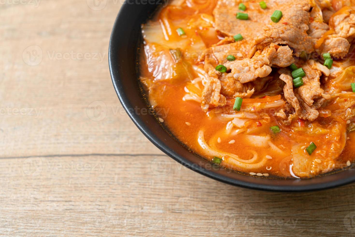 macarrão udon ramen coreano com carne de porco na sopa kimchi foto