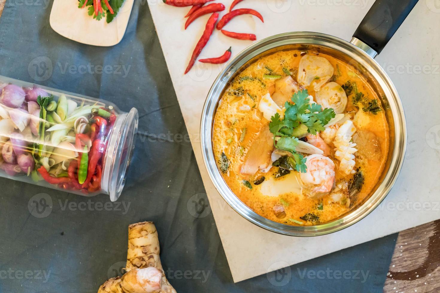 sopa de marisco azedo ou marisco tom yum foto