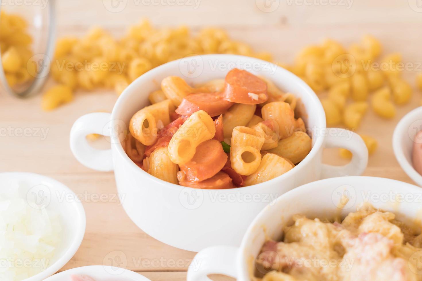 macarrão com salsicha na mesa foto