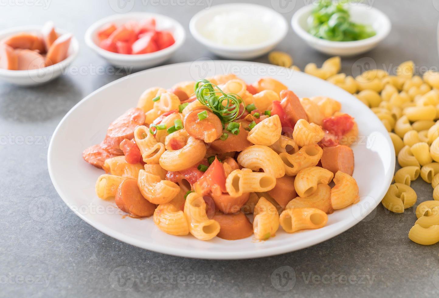 macarrão com salsicha na mesa foto