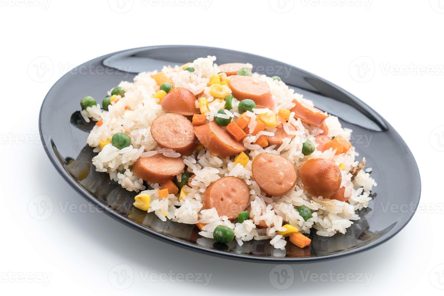 arroz frito com salsicha no fundo branco foto