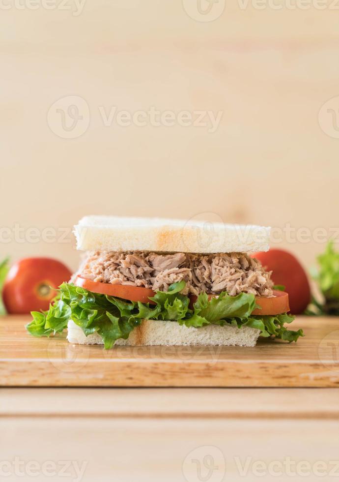 sanduíche de atum na tábua de madeira foto