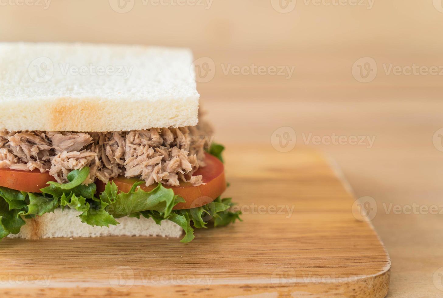 sanduíche de atum na tábua de madeira foto