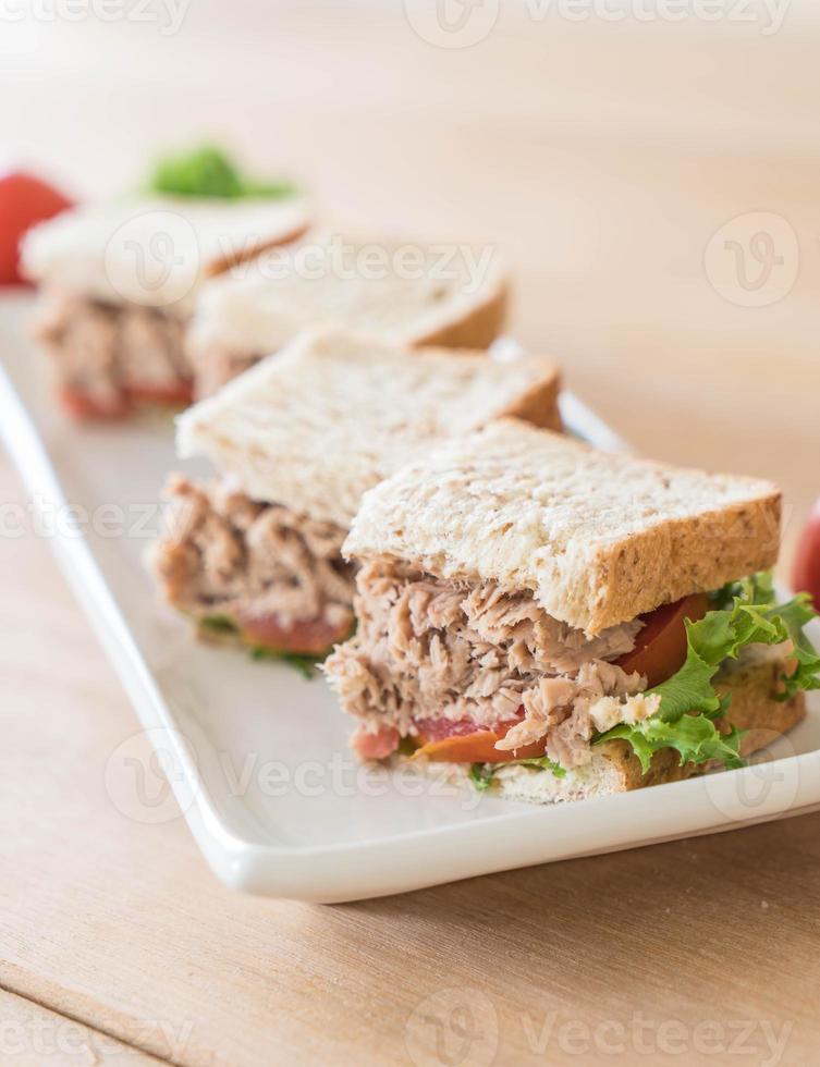 sanduiche de atum na mesa foto