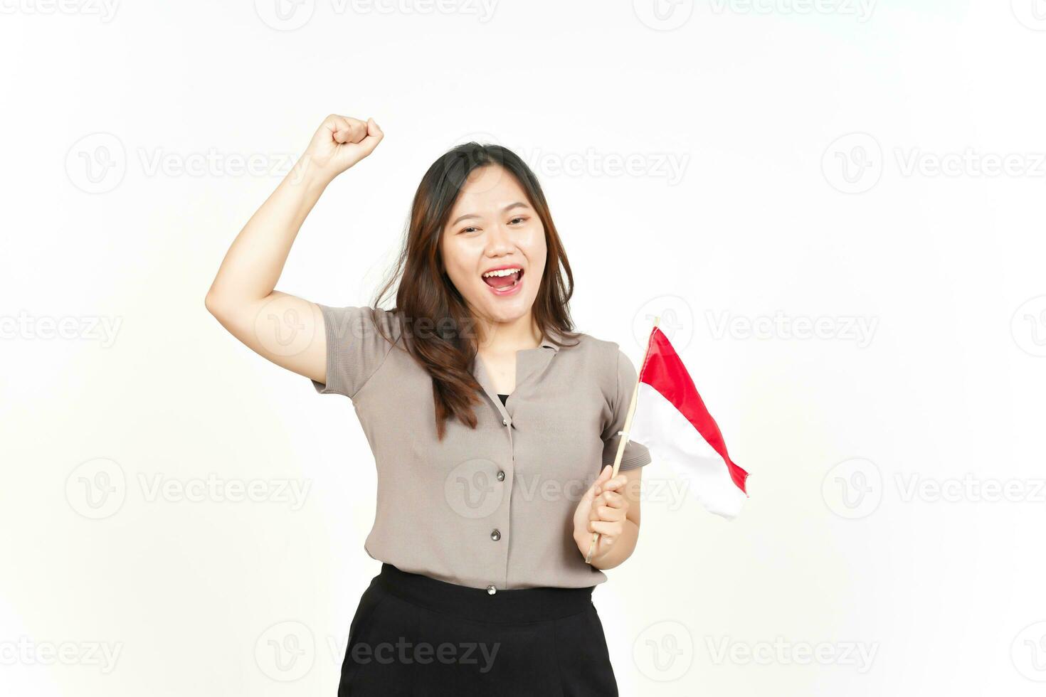 segurando Indonésia bandeira feliz para Indonésia independência dia 17 agosto do lindo ásia mulher foto