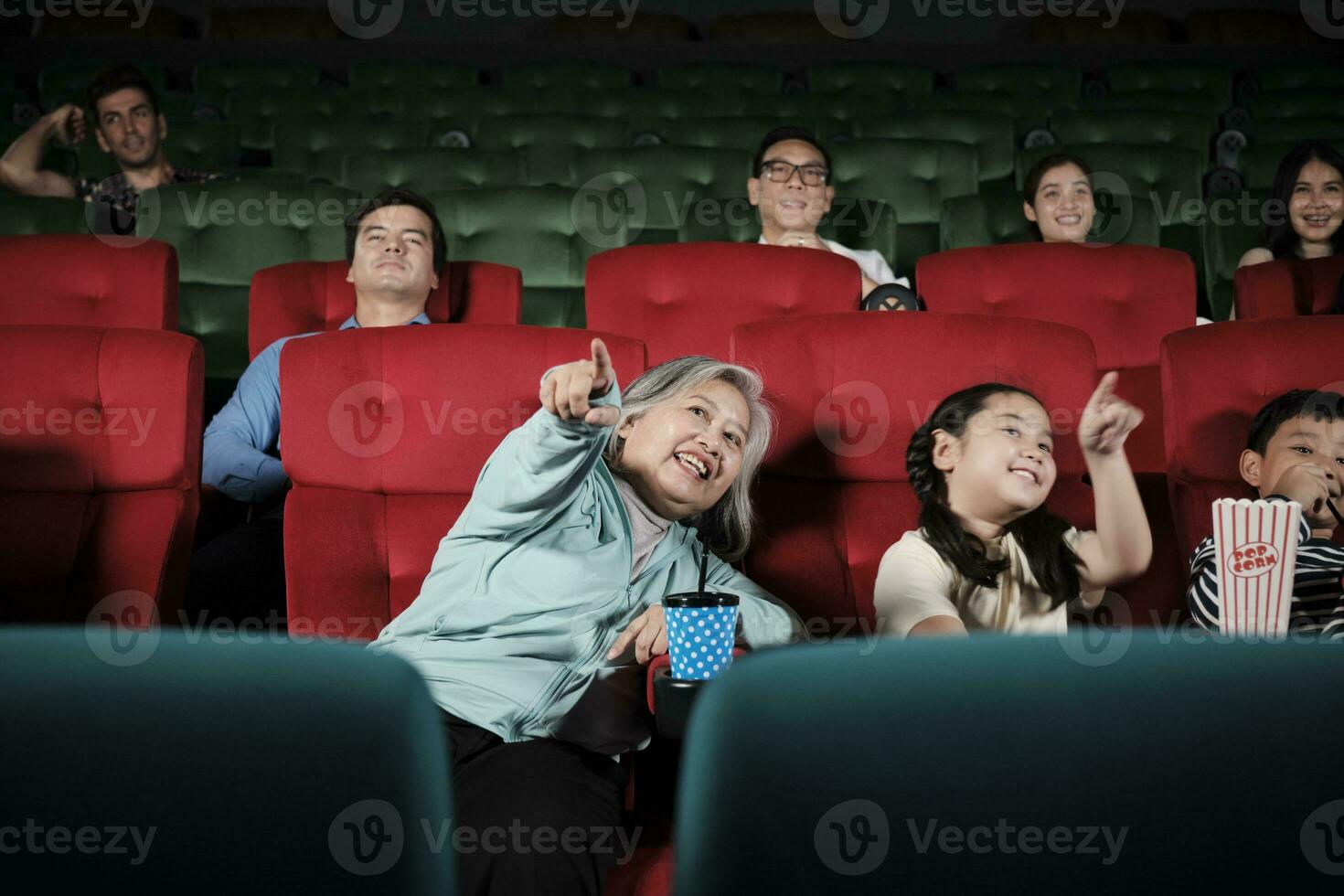 ásia família audiências apreciar assistindo cinema juntos às filme teatros. avó e crianças ter interior entretenimento estilo de vida com filme arte shows, feliz e alegre com Pipoca e uma sorriso. foto