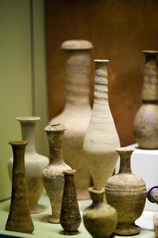 objetos de arte históricos de potes antigos foto