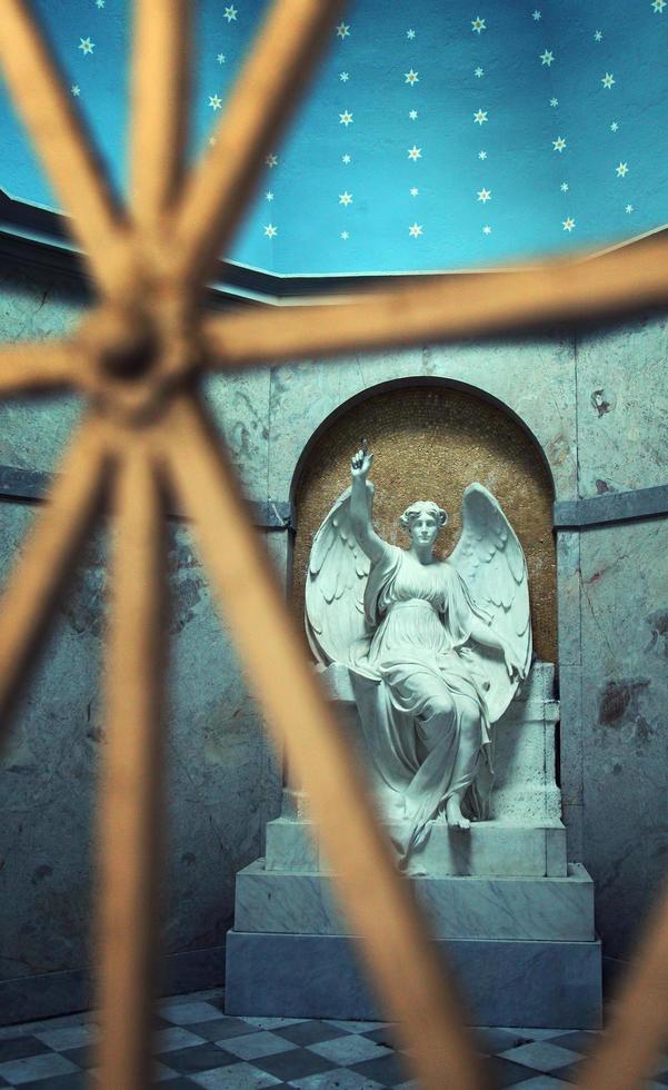 escultura de anjo símbolo da religião cristã foto