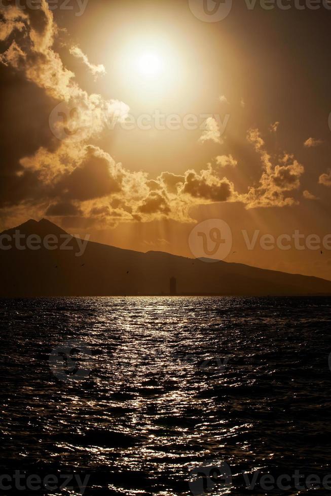 lindo pôr do sol romântico e o mar foto