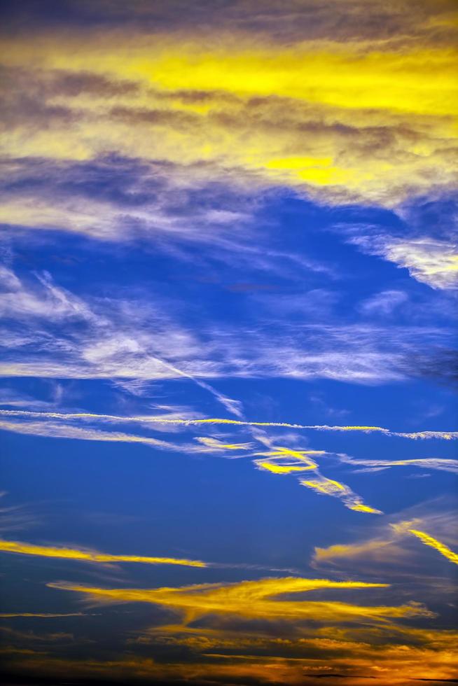 nuvens escuras e suaves no céu foto