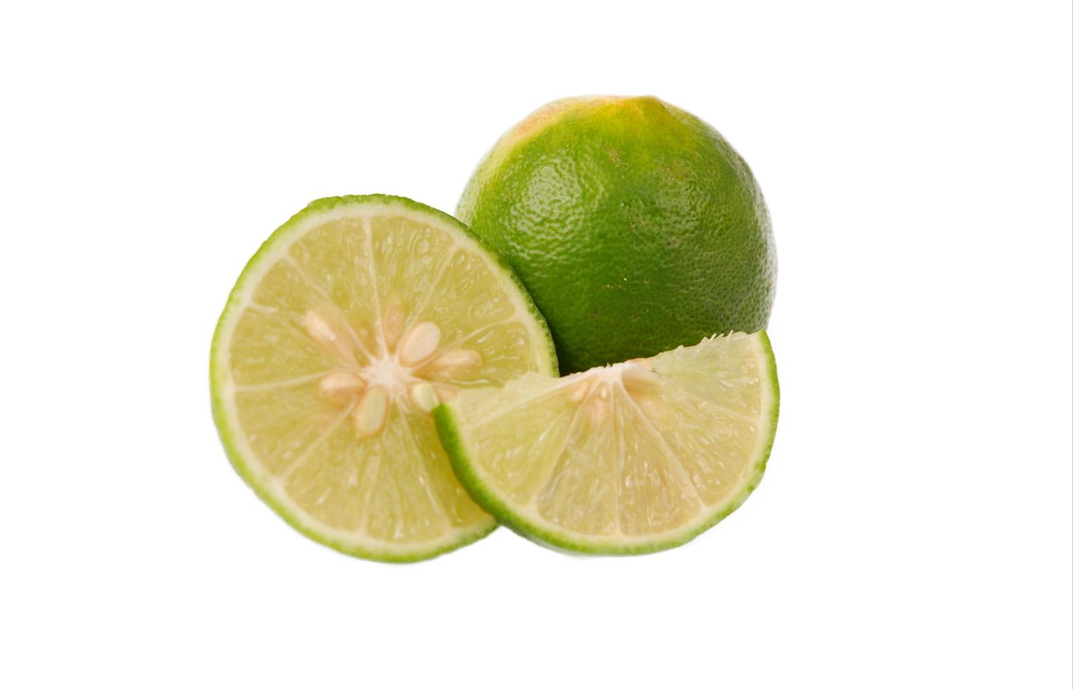 limão fatiado isolado no fundo branco foto