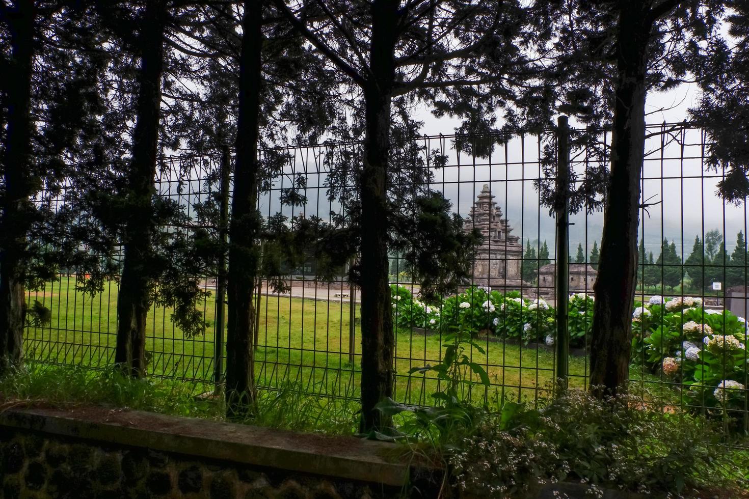 bela vista dos templos de arjuna e semar no templo dieng foto