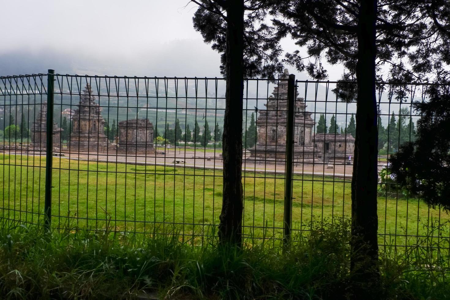 bela vista dos templos de arjuna e semar no templo dieng foto