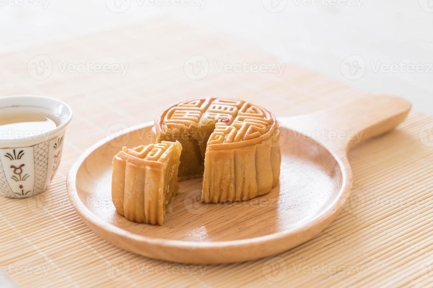 bolo de lua fresca em prato de madeira foto