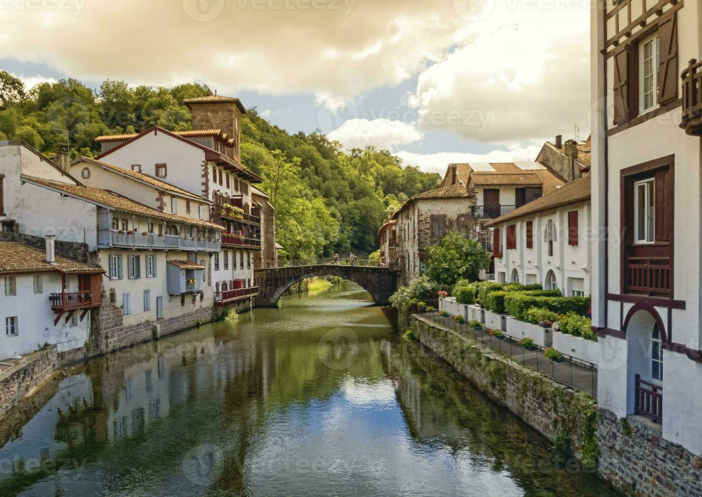 pont e nive rio às Saint-Jean-Pied-de-Port, França foto