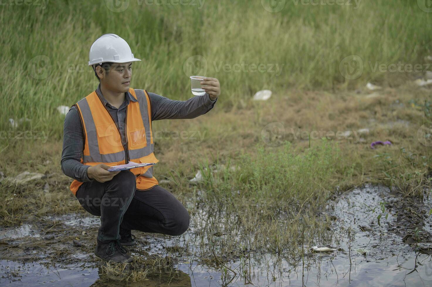 engenheiros ambientais inspecionam a qualidade da água, trazem água ao laboratório para testes, verificam o conteúdo mineral na água e no solo, verificam se há contaminantes nas fontes de água. foto