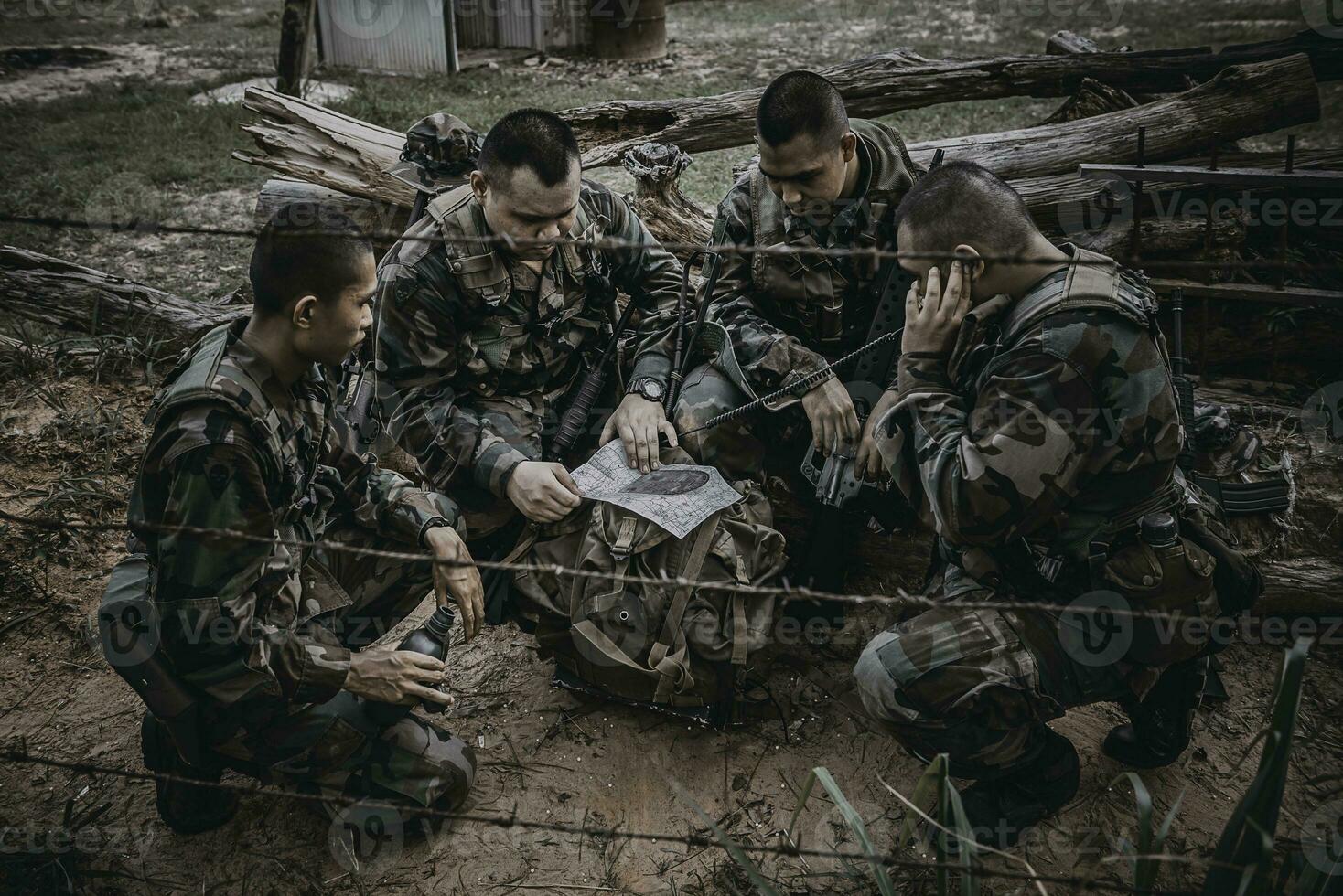 equipe de soldado do exército com metralhadora se movendo na floresta, soldado da milícia tailandesa em uniformes de combate na floresta, passeia pela patrulha inclinada na floresta tropical. foto