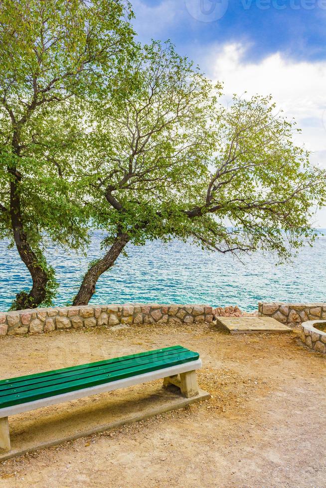 paisagem mediterrânea com árvores e banco novi vinodolski croatia. foto