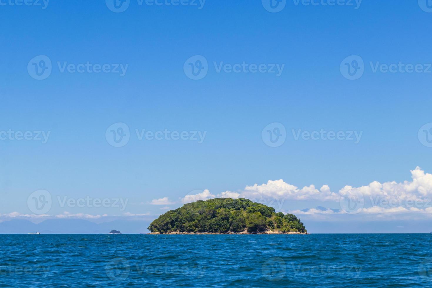 panorama das ilhas tropicais ilha grande angra dos reis brasil. foto