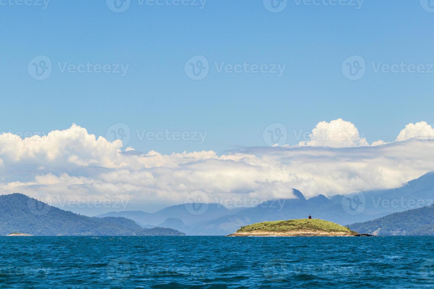 panorama das ilhas tropicais ilha grande angra dos reis brasil. foto