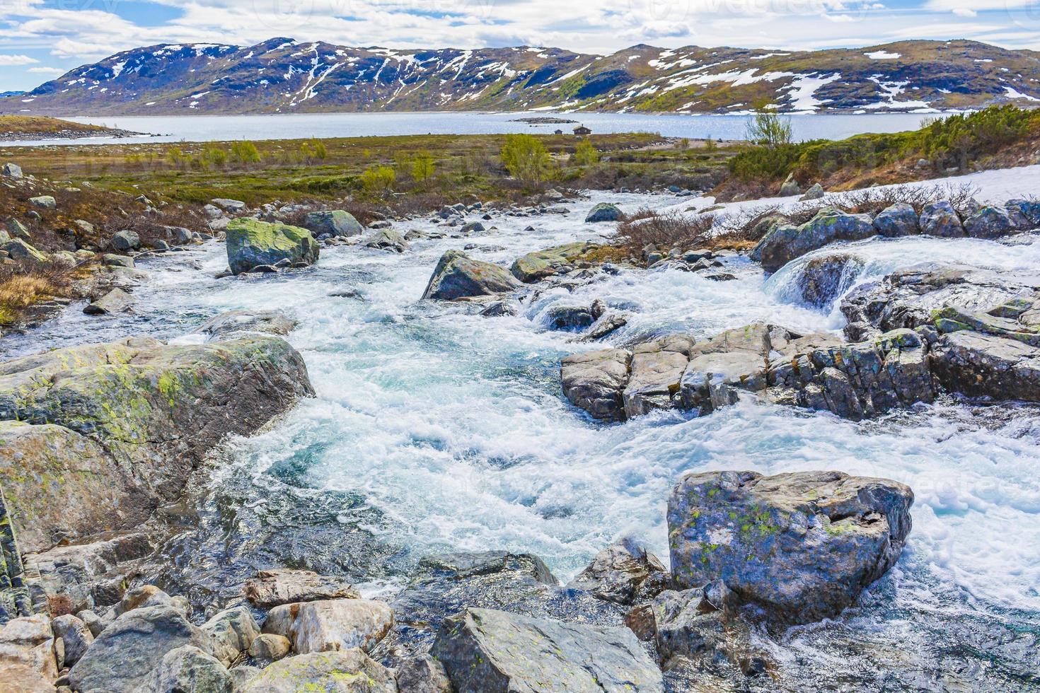 lindo rio storebottane no lago vavatn, hemsedal, noruega foto