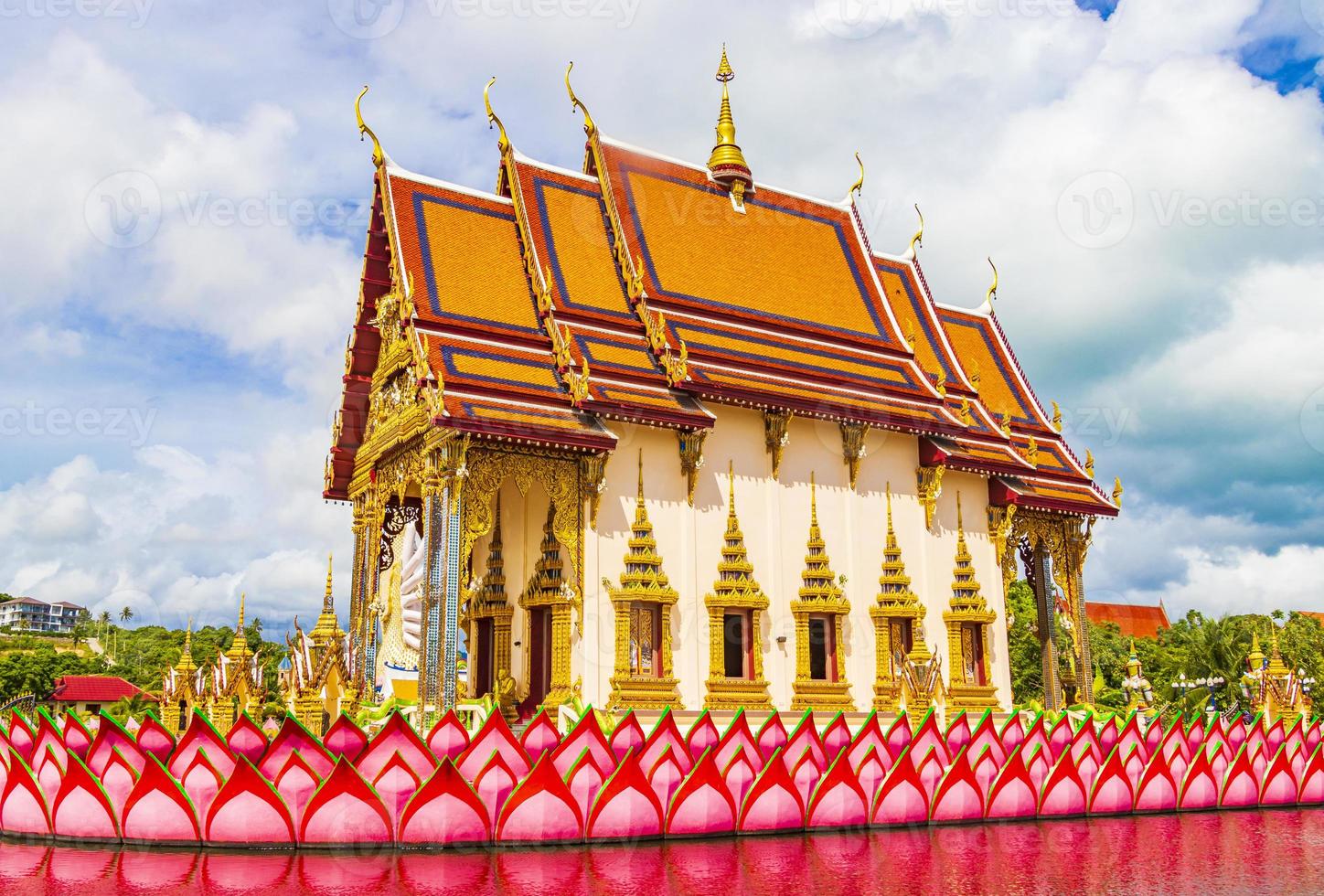 arquitetura colorida e estátuas no templo de wat plai laem na ilha de koh samui, tailândia, 2018 foto