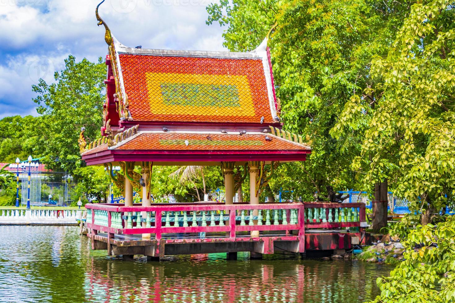 arquitetura colorida no templo wat plai laem na ilha de koh samui, tailândia, 2018 foto