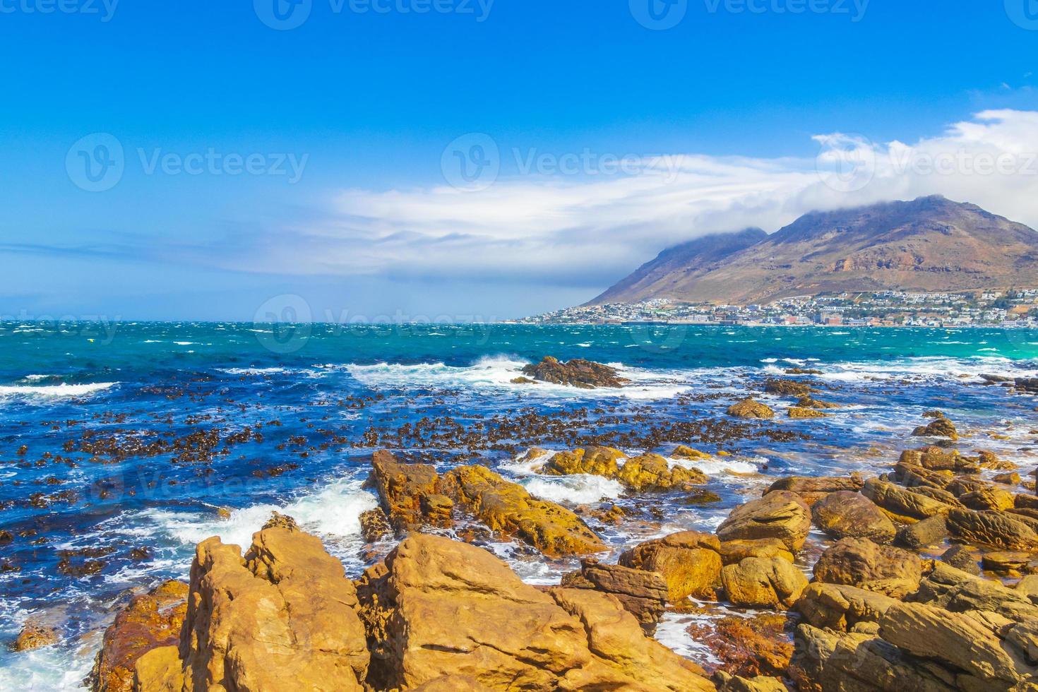 paisagem costeira de false bay na cidade de simons, perto da cidade do cabo na áfrica do sul foto