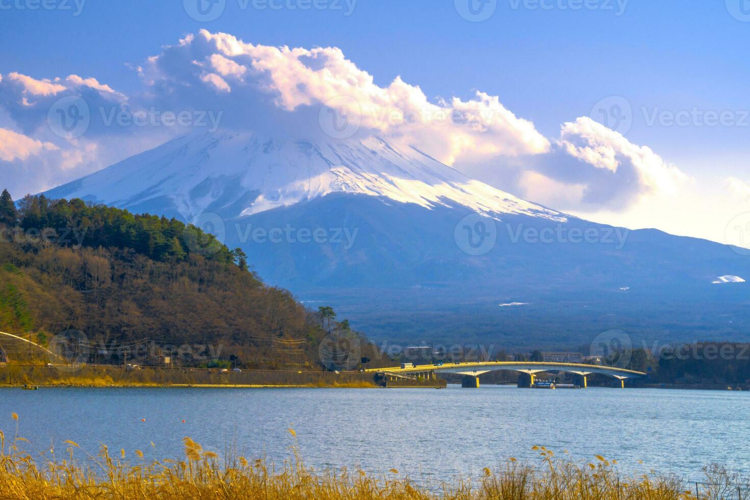 lindo Visualizações do montar Fuji por aí lago kawaguchiko com neve cobrir em a topo grande nublado dia foto