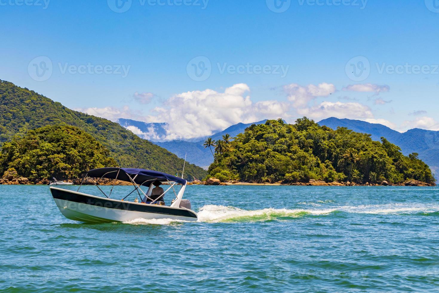 passeio de barco na praia do abraão e pico do papagaio. ilha grande brasil foto