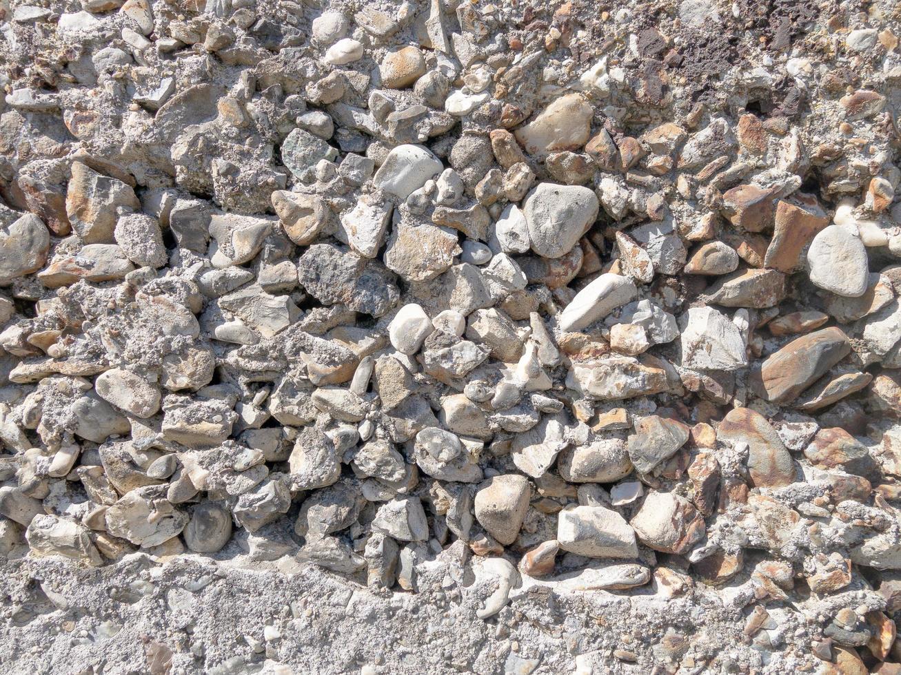 parede feita de várias pequenas pedras foto