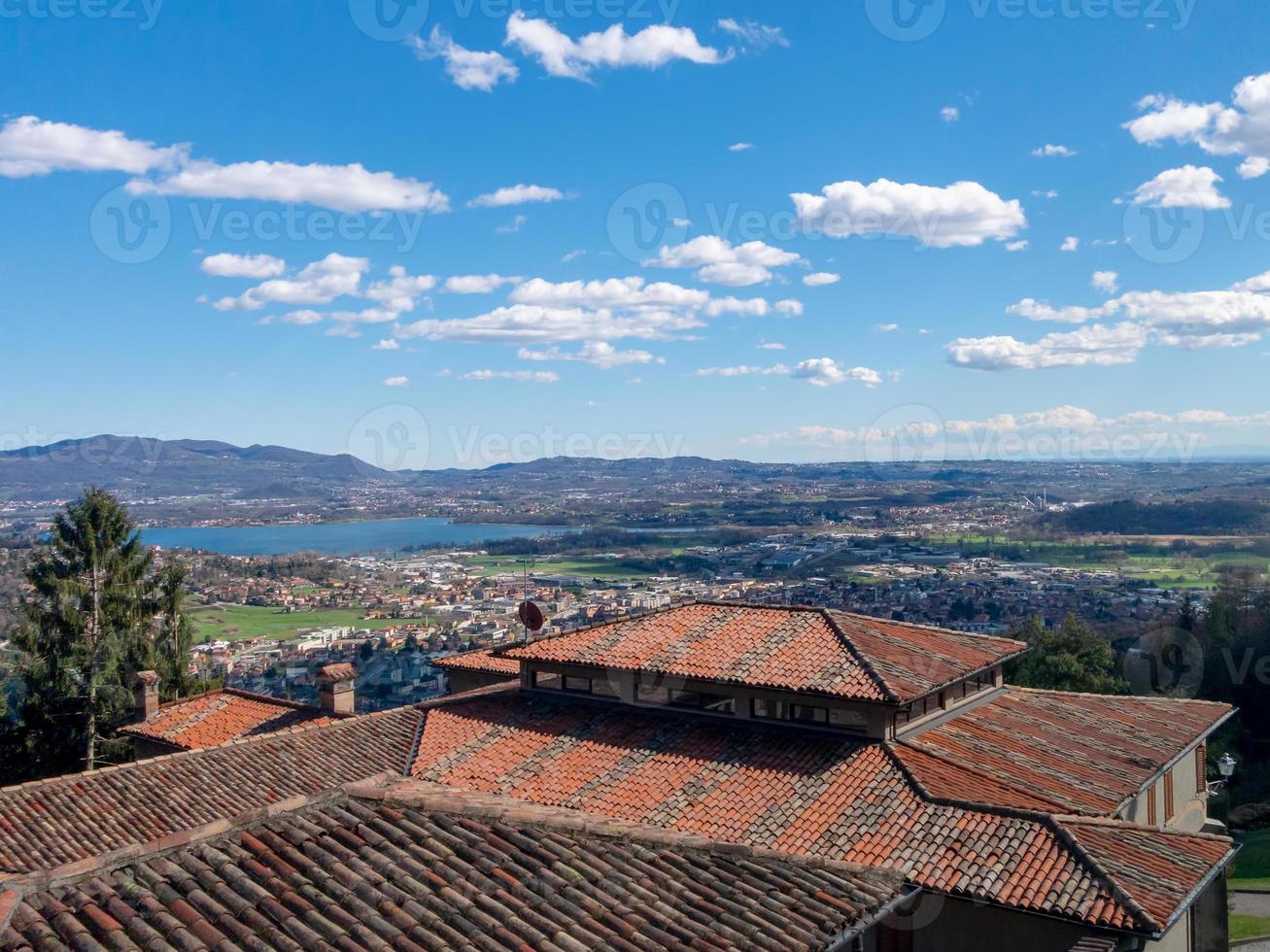 telhado de telha vermelha das casas da vila nos alpes italianos foto