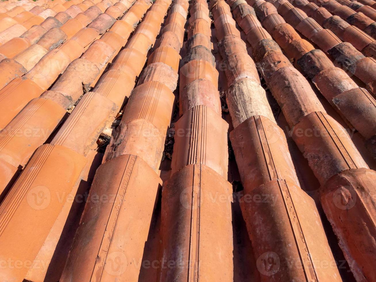 a superfície do telhado das telhas de argila circulares vermelhas foto