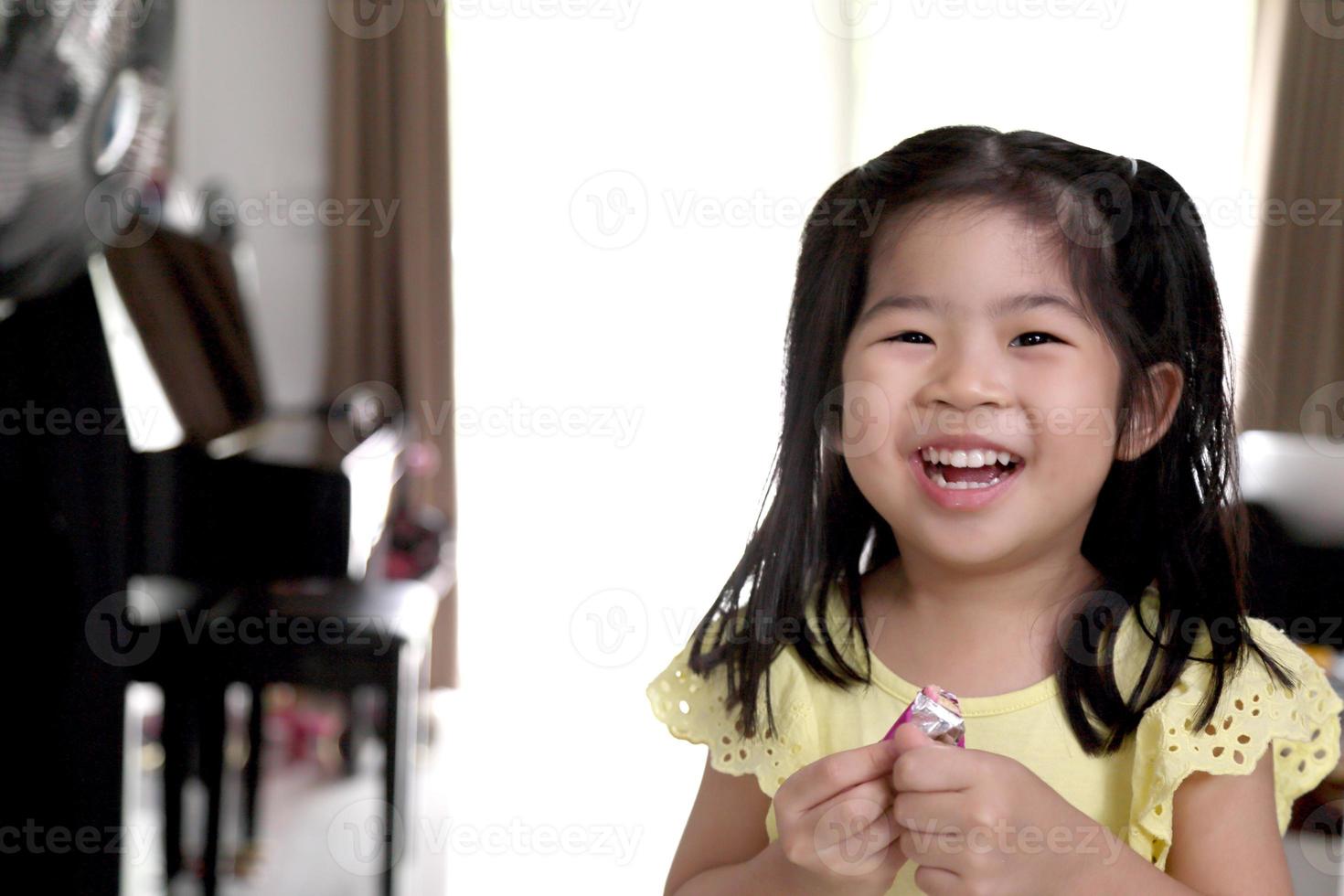 criança asiática feliz foto