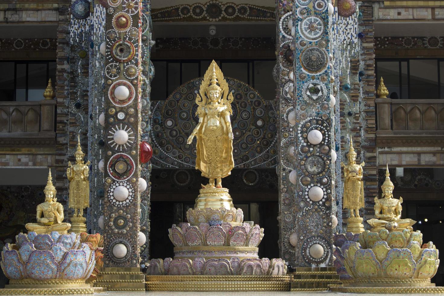estátuas de Buda douradas em frente ao santuário foto