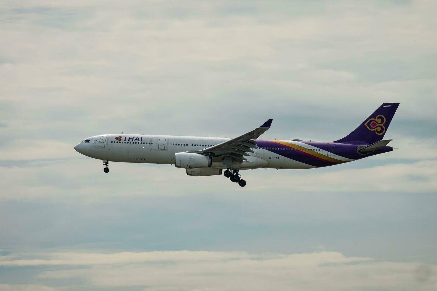 Bangkok, Tailândia - agosto 26, 2023 tailandês vias aéreas preparar para aterrissagem às Suvarnabhumi aeroporto, Tailândia foto