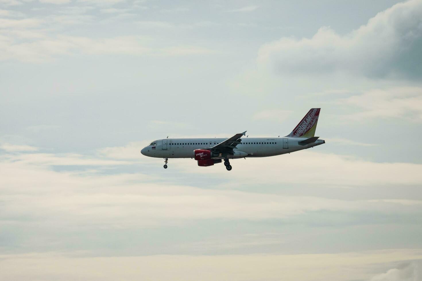 Bangkok, Tailândia - agosto 26, 2023 tailandês jato vietnamita vias aéreas preparar para aterrissagem às Suvarnabhumi aeroporto, tailândia. transporte viagem através da comercial ar avião. foto