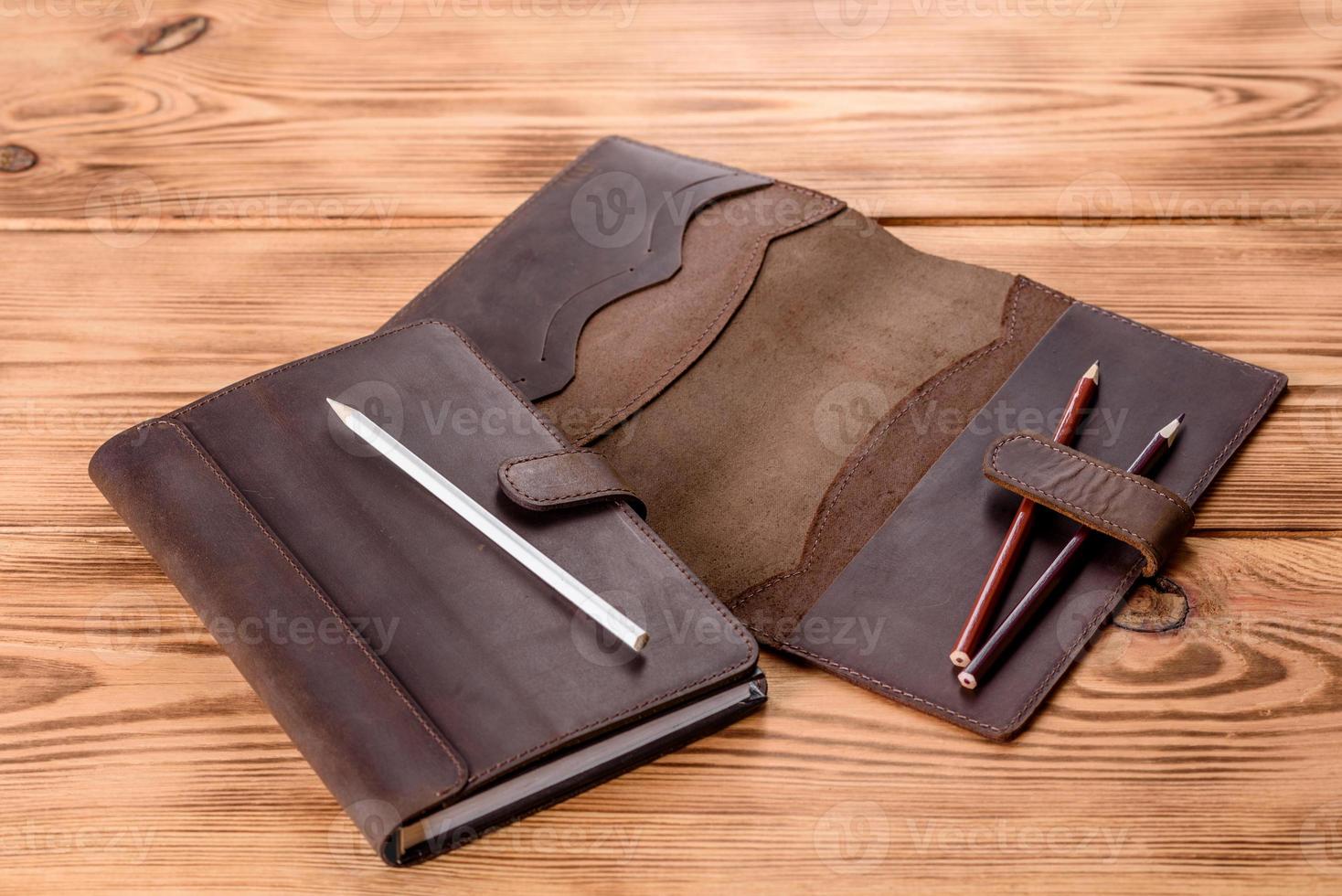 linda capa de couro marrom feita de couro projetada para um notebook foto