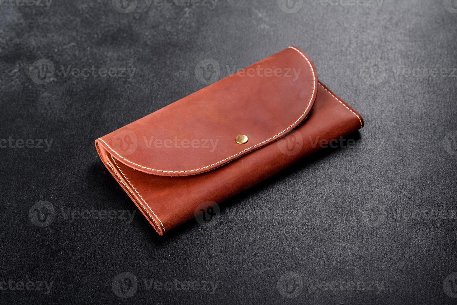 linda bolsa de couro marrom feita de couro para guardar papel-moeda foto