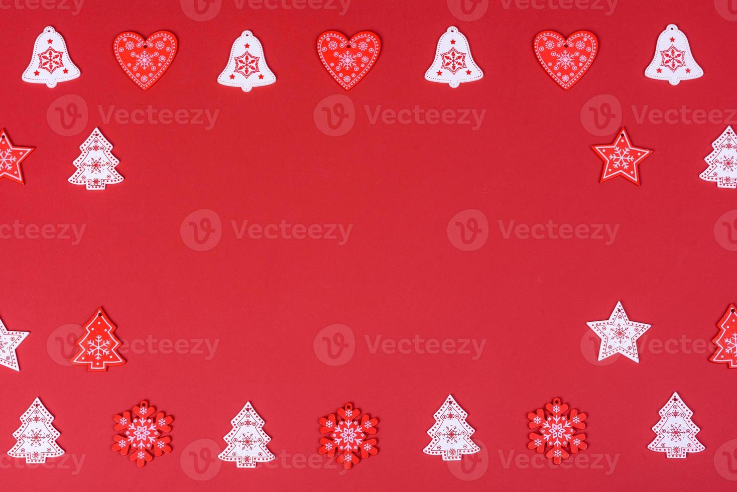 elementos vermelhos e brancos que são usados para decorar a árvore de natal foto