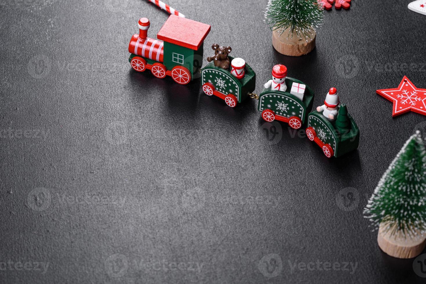 elementos vermelhos e brancos que são usados para decorar a árvore de natal foto