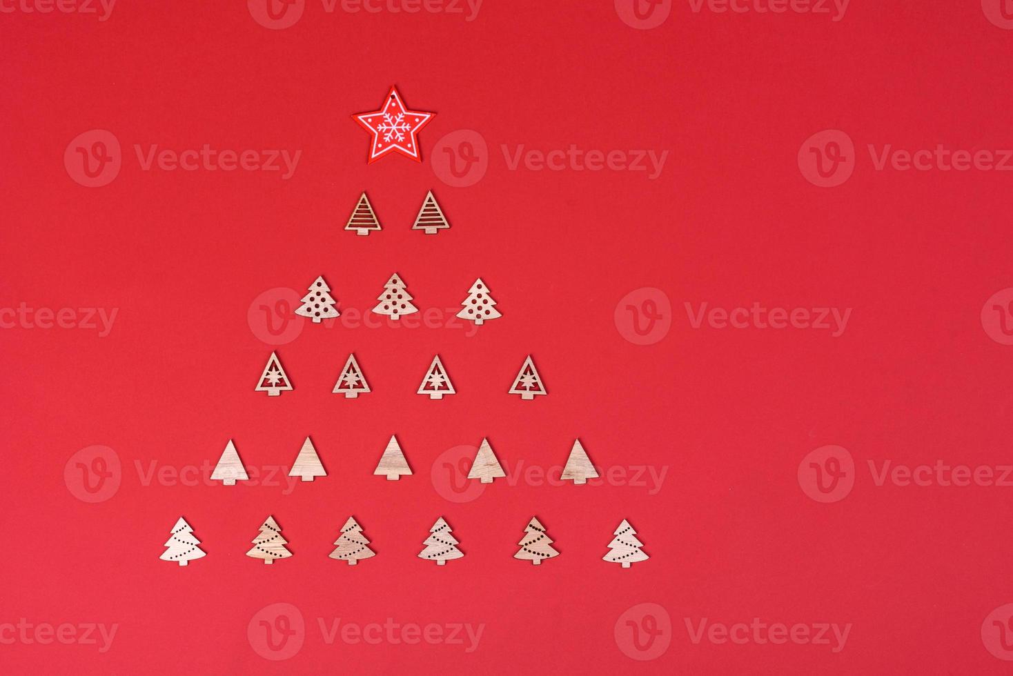 elementos vermelhos e brancos que são usados para decorar a árvore de natal foto