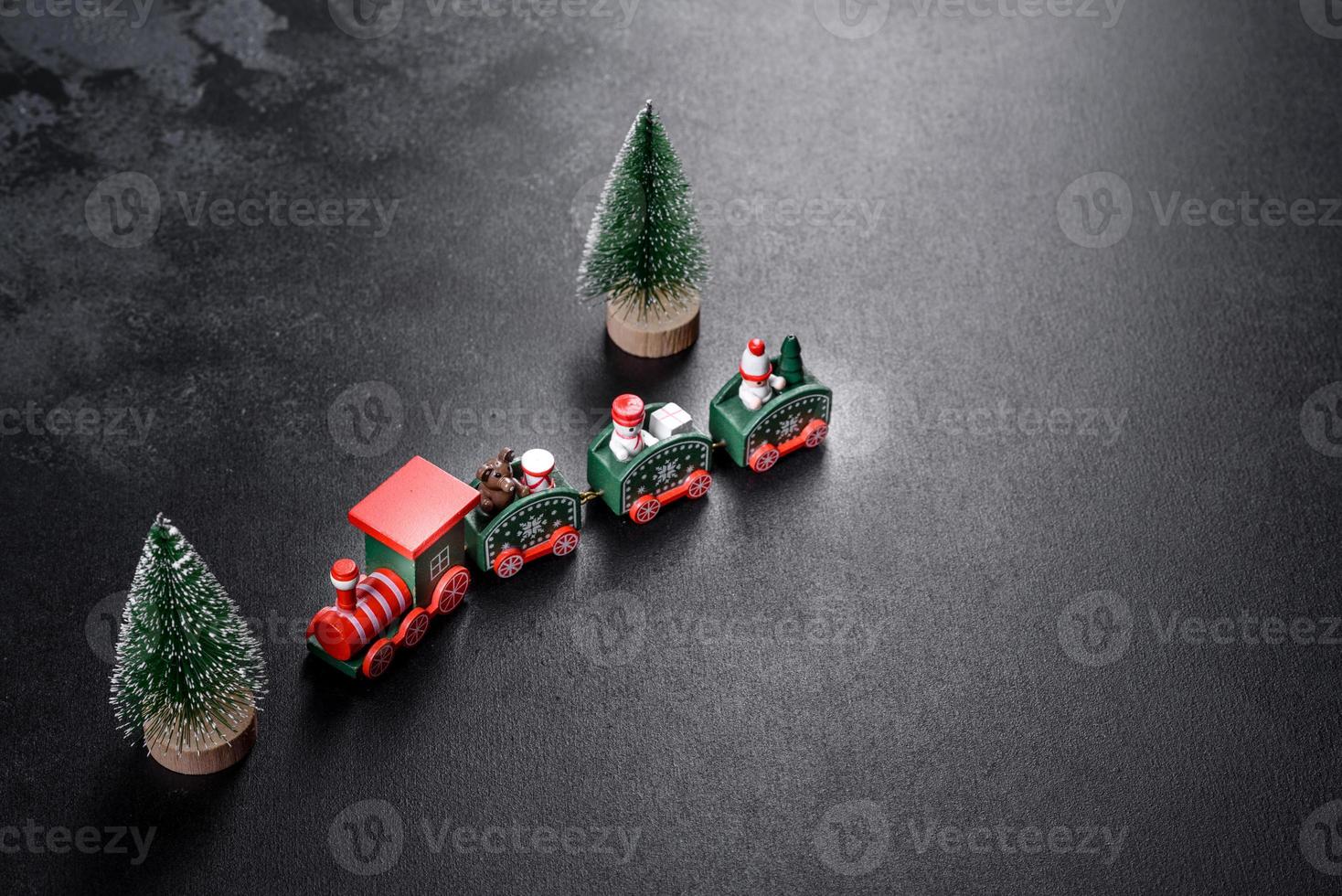 elementos vermelhos e brancos que são usados para decorar a árvore de natal foto