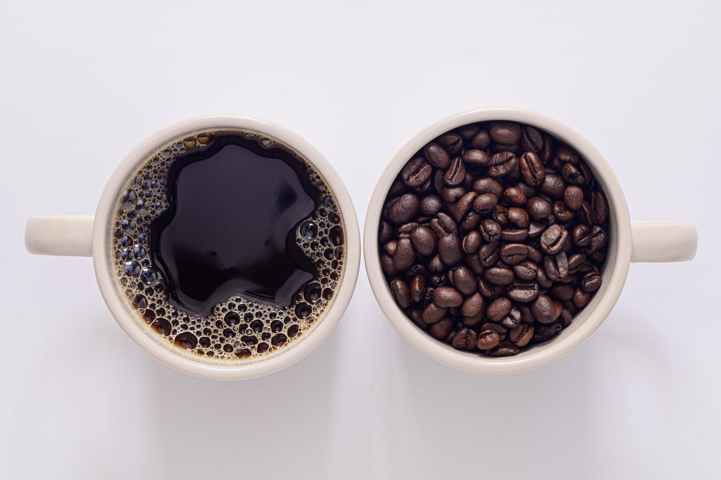 caneca de café, grãos de café, cena de fundo branco foto