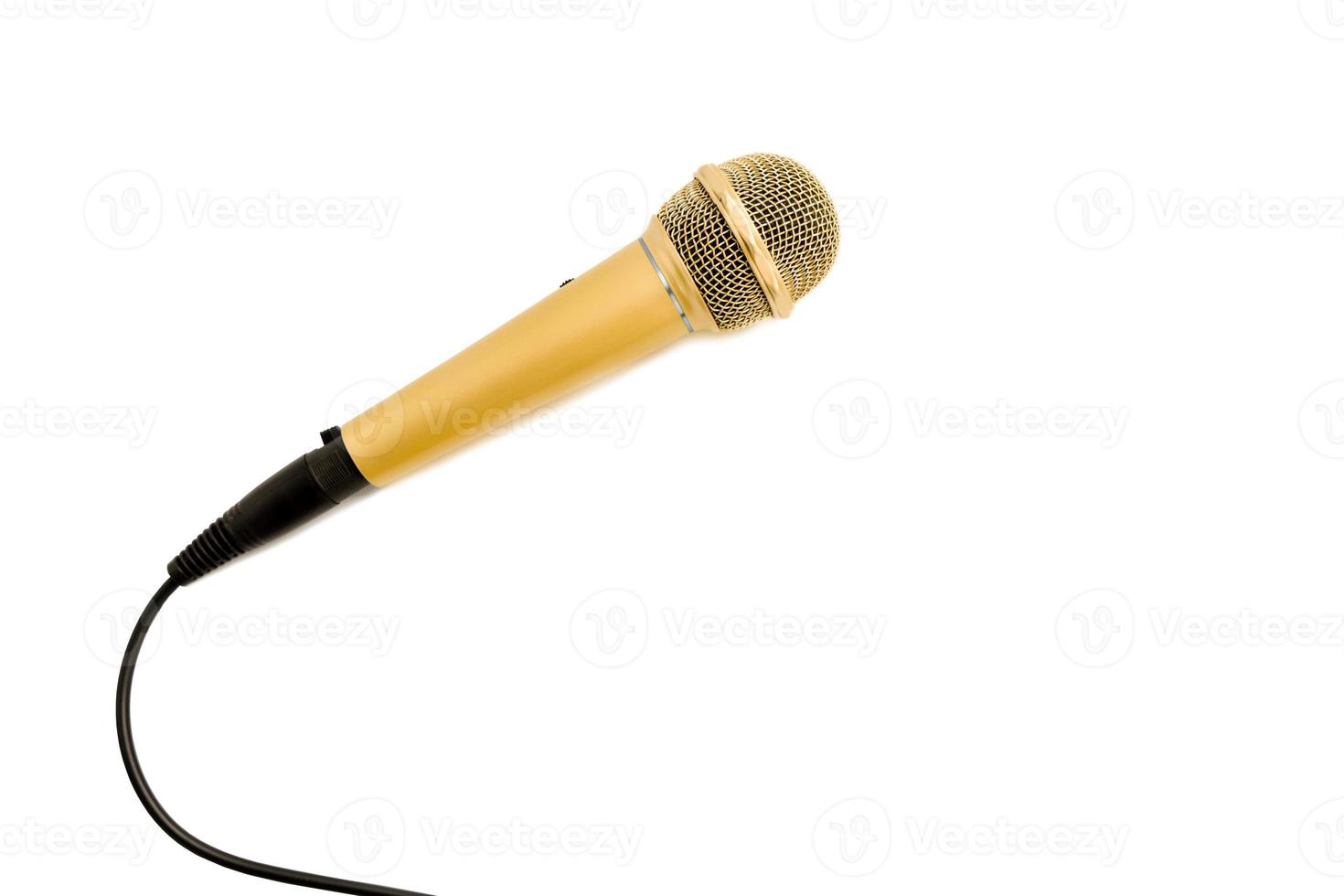 microfone dourado com cabo em fundo branco. foto