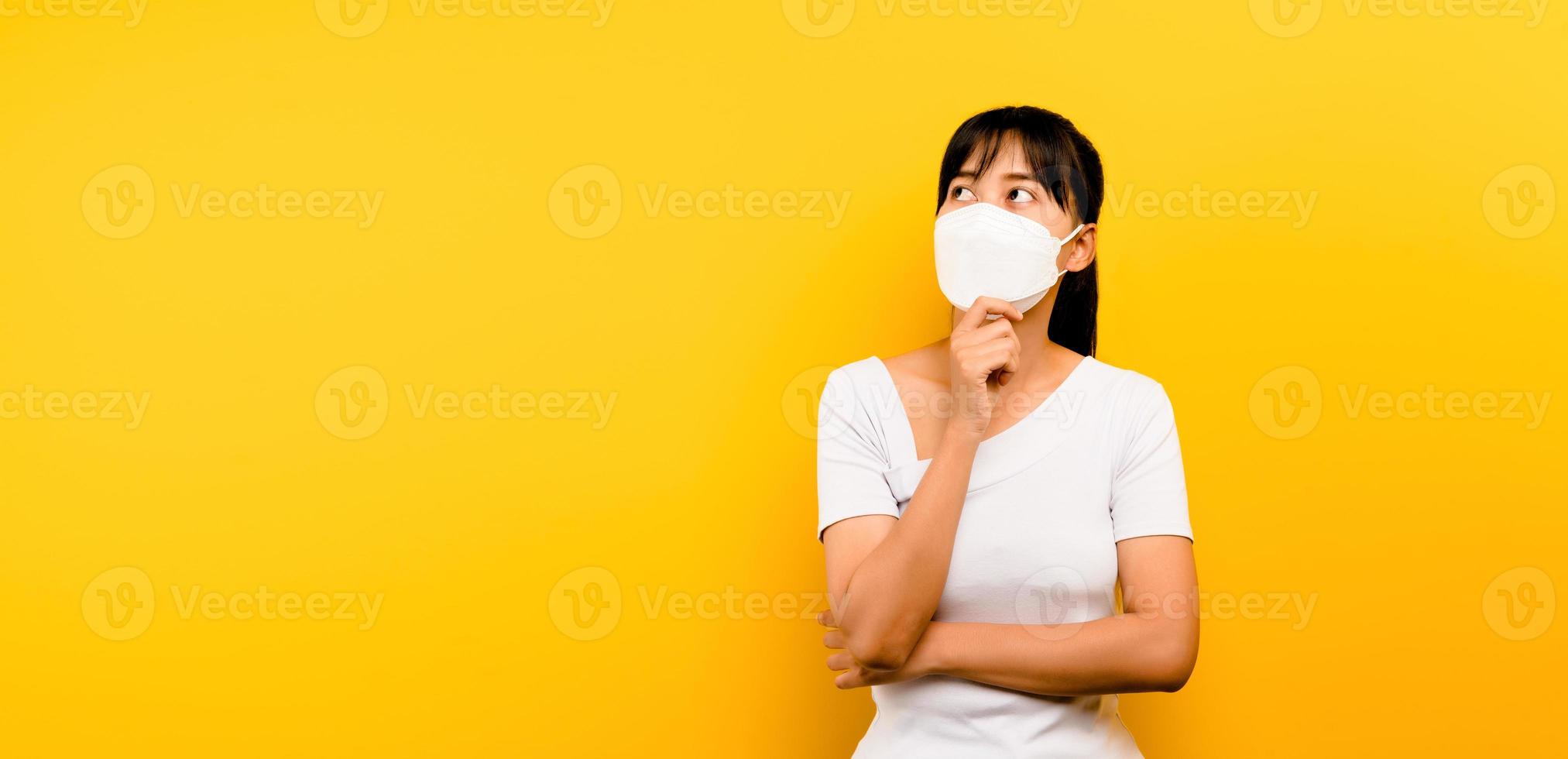 Mulher asiática usando máscara antivírus para se proteger foto