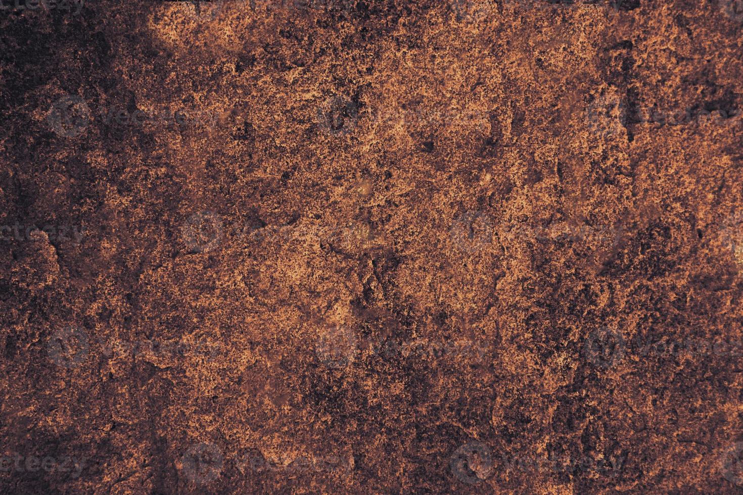 superfície de pedra de granito roxo violeta antigo da caverna para o interior foto