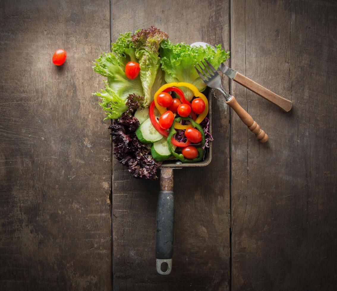 vista de cima da salada vegetariana é café da manhã saudável, tomate, alface foto