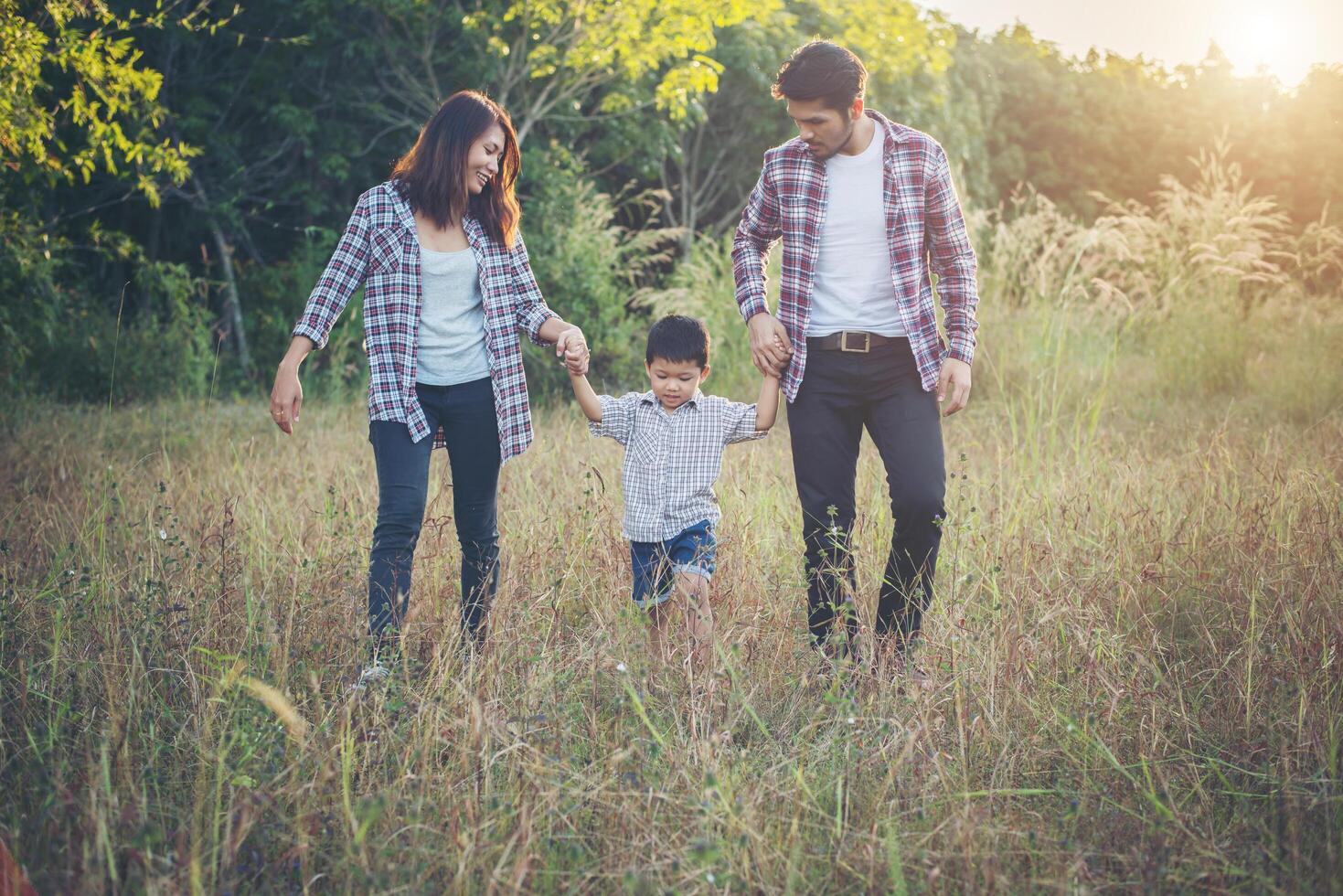 família jovem feliz, passar algum tempo juntos do lado de fora. conceito de amor familiar foto